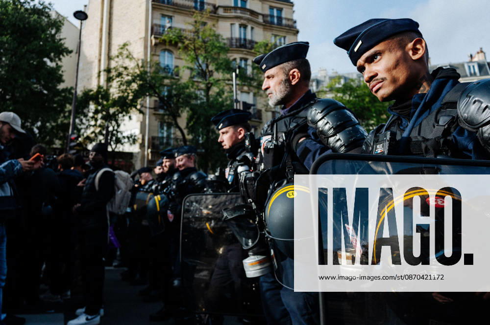 On Thursday, October 22, 2026, the high school and student protest planned in Paris, starting from the PitiÃ -SalpÃªtriere hospital (13th arrondissement), is finally being held as a static gathering. Banned on Wednesday by the Police Prefecture and then authorized by the administrative court, it saw a new prefectural decree cancel the march toward Place de la Bastille. Hundreds of protesters are gathered in front of the hospital, while several metro stations (Place d Italie, Austerlitz, Bastille) have remained closed since 10 a.m. - 22 10 2026 - France Paris Paris - JanxSchmidt-Whitley LexPictorium LePictorium_0344762