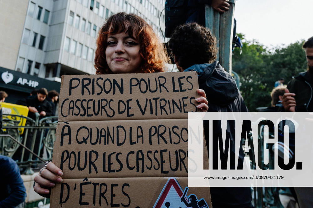 On Thursday, October 22, 2026, the high school and student protest planned in Paris, starting from the PitiÃ -SalpÃªtriere hospital (13th arrondissement), is finally being held as a static gathering. Banned on Wednesday by the Police Prefecture and then authorized by the administrative court, it saw a new prefectural decree cancel the march toward Place de la Bastille. Hundreds of protesters are gathered in front of the hospital, while several metro stations (Place d Italie, Austerlitz, Bastille) have remained closed since 10 a.m. - 22 10 2026 - France Paris Paris - JanxSchmidt-Whitley LexPictorium LePictorium_0344765