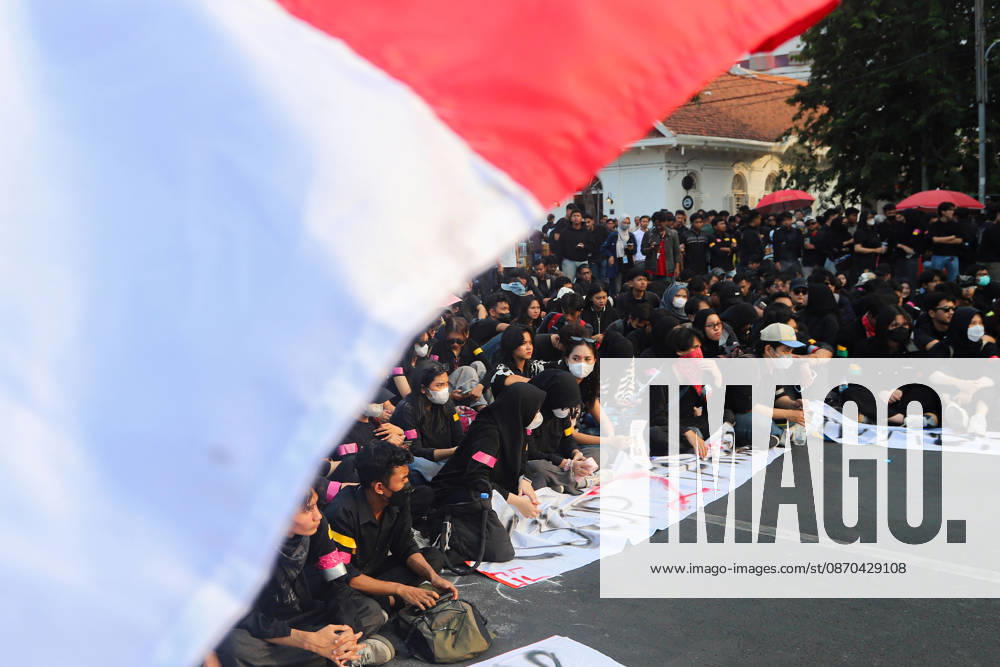 Protesters gather in front of the Gedung Negara Grahadi in Surabaya, East Java, Indonesia, on October 22, 2026, to demand accountability from the central and regional governments. Students voice demands including upholding civil supremacy, ending military involvement in the civil sphere, canceling the Free Nutritious Meal (MBG) program and the Red and White Village Cooperatives, and restoring the 20 percent education budget allocation as mandated by the constitution. They also request that forest and land fires (karhutla) be designated a national disaster and call for Prabowo Subianto and Gibran Rakabuming Raka to step down from their positions as President and Vice President. Surabaya Indo - ZUMAp290 20261022_zip_p290_005