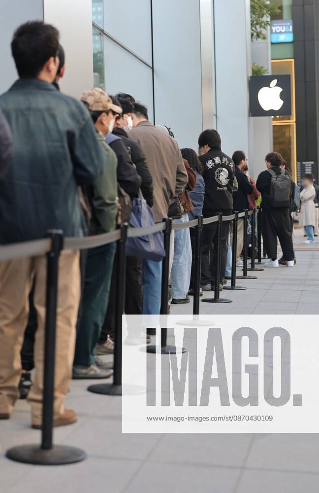 Apple s 1st foldable iPhone model on sale Apple s 1st foldable iPhone model on sale Shoppers line up for the launch of Apple Inc. s first foldable iPhone model, called Duo, at an Apple outlet in Seoul on Oct. 23, 2026. (Yonhap) 2026-10-23 08:27:30 <Copyright ¨Ï 1980-2026 YONHAPNEWS AGENCY. .> ¼¿ïƯº°½Ã