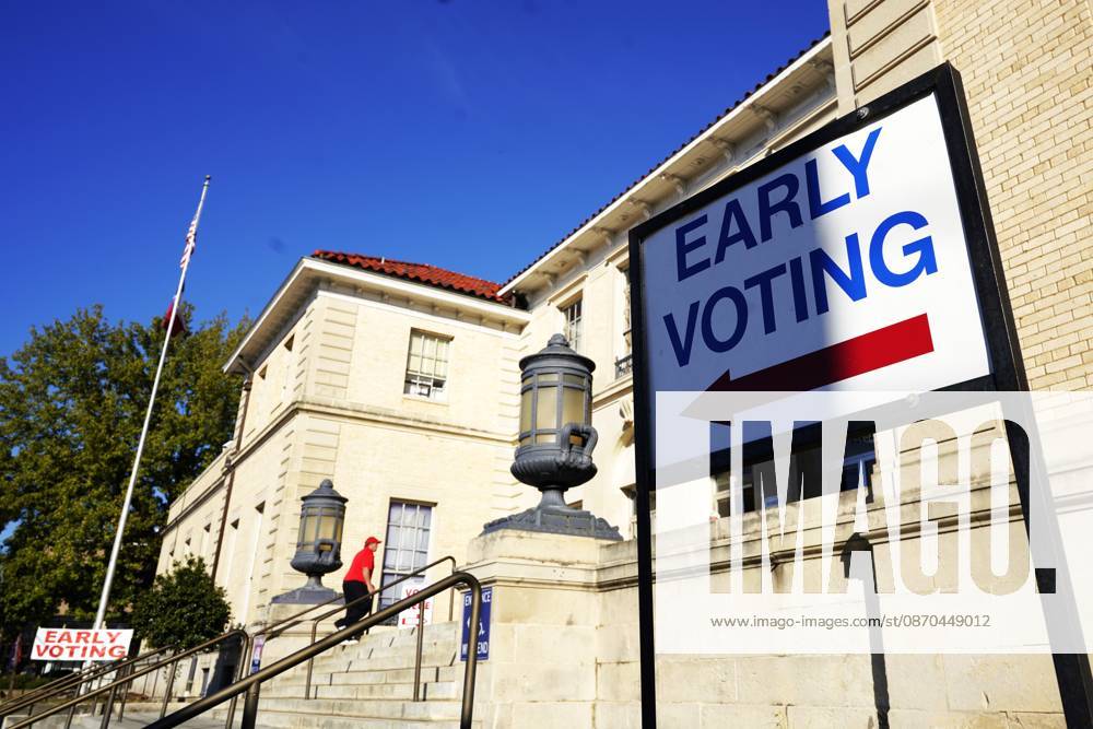 (261023) -- PARIS, Oct. 23, 2026 -- A man goes to a polling station after early voting for the Nov. 3 U.S. midterm elections started, in Paris, Texas, the United States on Oct. 22, 2026. ) U.S.-MIDTERM ELECTIONS-EARLY VOTING WuxXiaoling