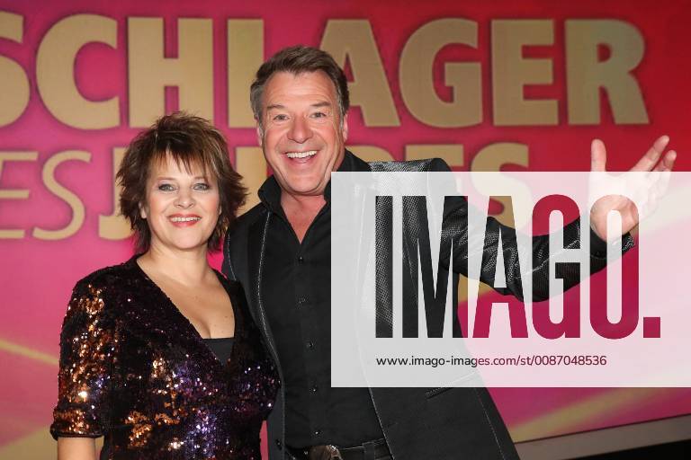 Duet singer Nicki buergerl Doris Andrea Hrda GER and singer Patrick Lindner GER Live MDR Show The hits of the year 2018 from the Congress Centrum in Suhl Photographed on 23 11 2018