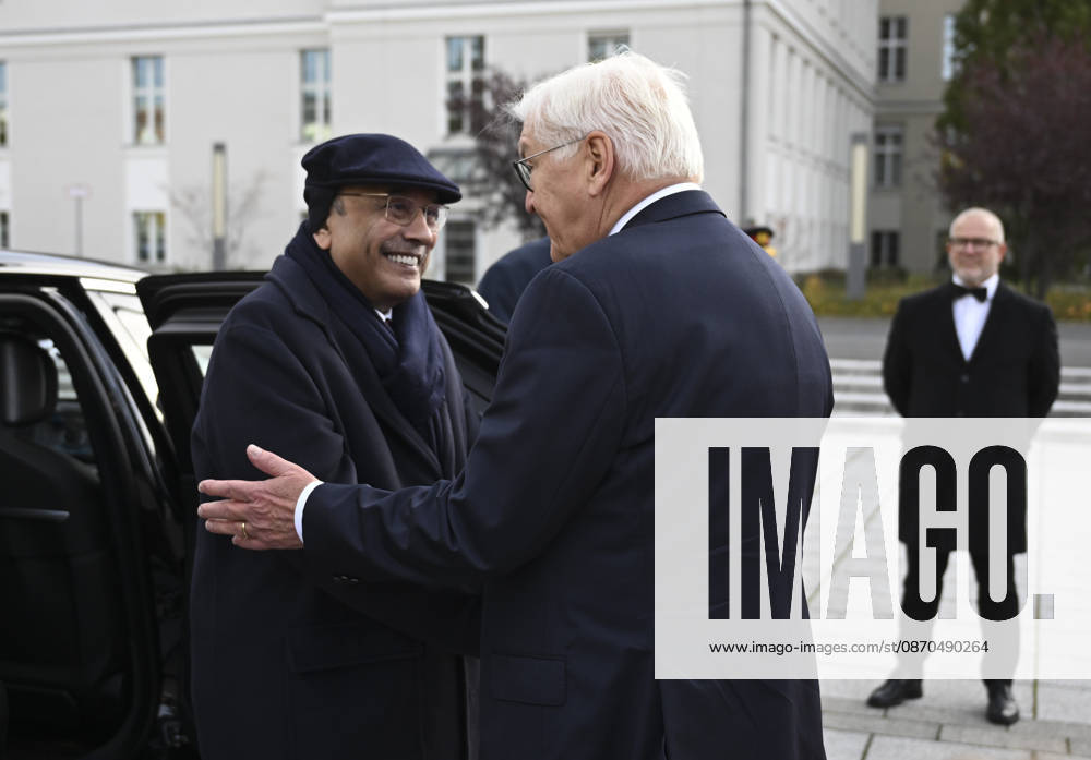 Pakistani President Asif Ali Zardari in Berlin BERLIN, GERMANY - OCTOBER 23: German President Frank-Walter Steinmeier welcomes Pakistani President Asif Ali Zardari during a military ceremony at the German Ministry of Defense in Berlin, Germany, on October 23, 2026. Halil Sagirkaya Anadolu Berlin Germany. Editorial use only. Please get in touch for any other usage.