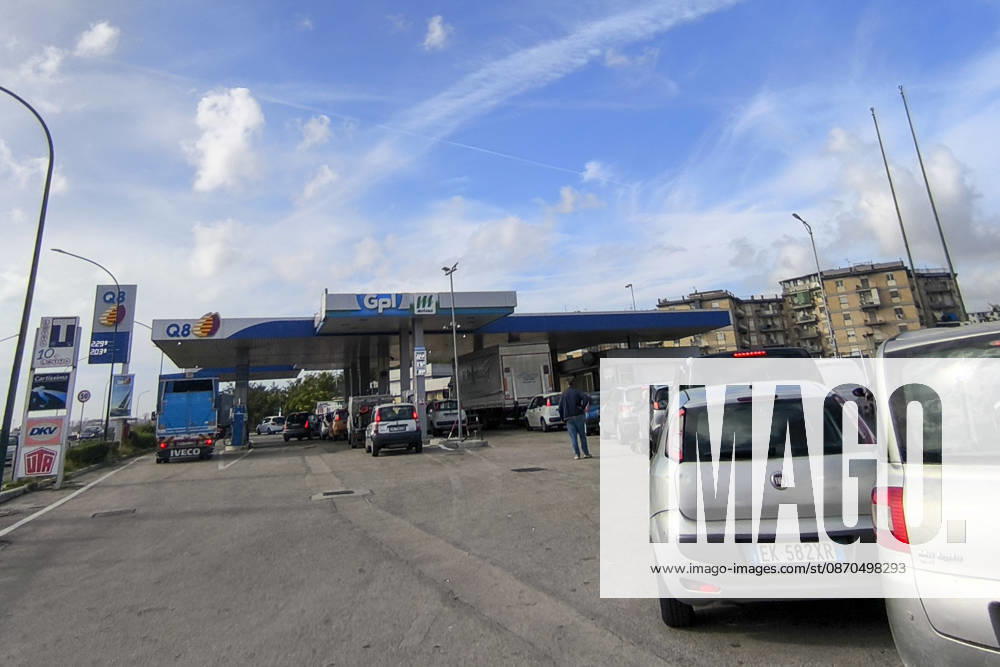 The strike is disrupting food supplies across the whole of southern Italy Long queues remain at petrol stations across Campania following the removal of road blockades linked to protests by lorry drivers and farmers over rising fuel prices. Despite the end of the blockades, fuel shortages persist and motorists continue to fill up their vehicles amid concerns that transport disruptions could resume. IMG_20261023_103042