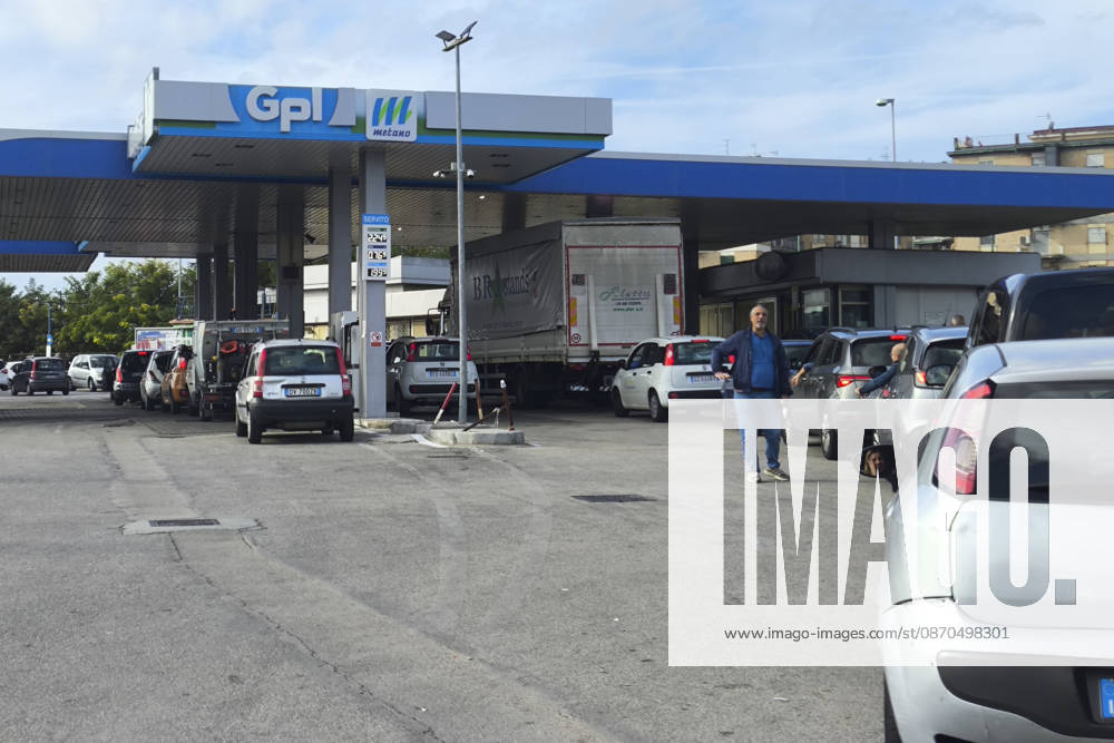 The strike is disrupting food supplies across the whole of southern Italy Long queues remain at petrol stations across Campania following the removal of road blockades linked to protests by lorry drivers and farmers over rising fuel prices. Despite the end of the blockades, fuel shortages persist and motorists continue to fill up their vehicles amid concerns that transport disruptions could resume. IMG_20261023_103046