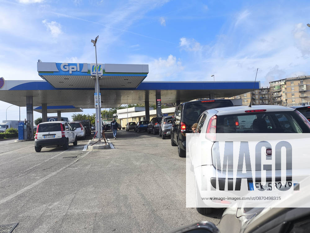 The strike is disrupting food supplies across the whole of southern Italy Long queues remain at petrol stations across Campania following the removal of road blockades linked to protests by lorry drivers and farmers over rising fuel prices. Despite the end of the blockades, fuel shortages persist and motorists continue to fill up their vehicles amid concerns that transport disruptions could resume. IMG_20261023_103339