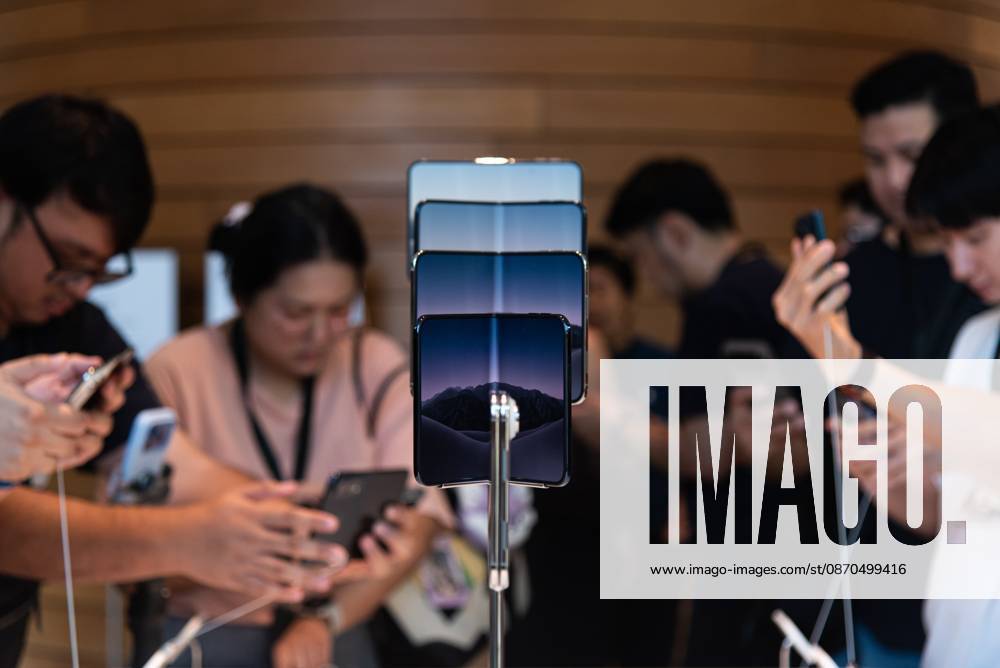Customers inspect the new iPhone Duo at an Apple Store..The iPhone Duo, Apple s first foldable phone, was officially launched for purchase at the Apple Store in Bangkok on October 23, 2026. Bangkok Thailand - ZUMAs197 20261023_aaa_s197_010