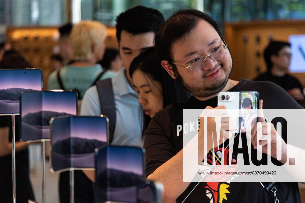 Customers inspect the new iPhone Duo at an Apple Store..The iPhone Duo, Apple s first foldable phone, was officially launched for purchase at the Apple Store in Bangkok on October 23, 2026. Bangkok Thailand - ZUMAs197 20261023_aaa_s197_013