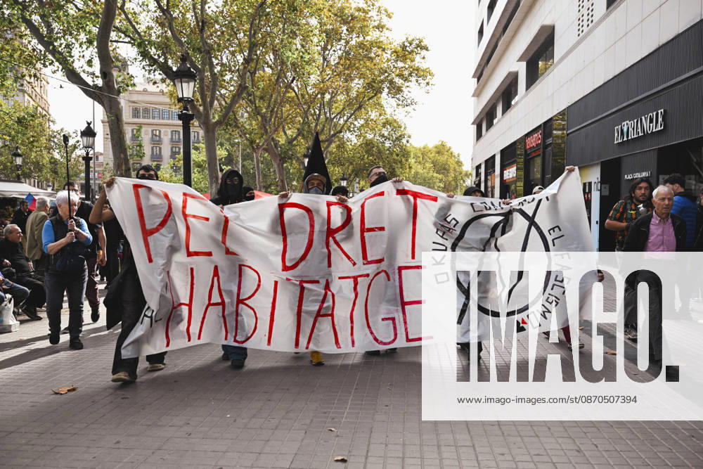 Barcelona, Spain. Demonstrators march during a protest called by the camp for the the right to housing at Plaza Catalunya. Barcelona Spain - ZUMAm214 20261023_zip_m214_001