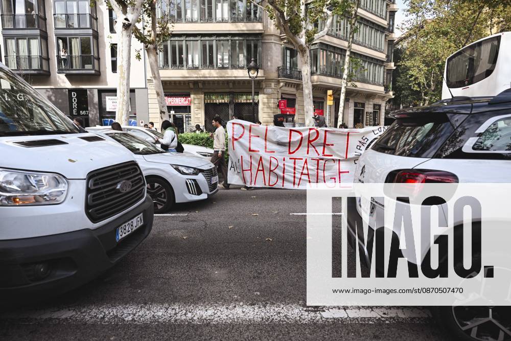 Barcelona, Spain. Demonstrators march during a protest called by the camp for the the right to housing at Plaza Catalunya. Barcelona Spain - ZUMAm214 20261023_zip_m214_006