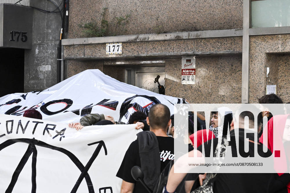 Barcelona, Spain. Demonstrators occupy a building at carrer Calabria 177 in the Eixample neighbourhood during a protest called by the camp for the the right to housing in Plaza Catalunya. Eixample has become one of the many areas unaccesible to citizens with the rising of rental prices in Barcelona. Barcelona Spain - ZUMAm214 20261023_zip_m214_016