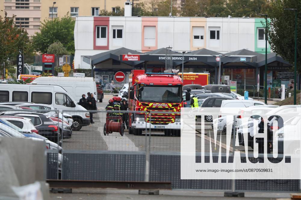 SHOOTER IN TRAPPES PHOTO: QR LE PARISIEN Le Parisien Arnaud Journois Plaisir October 23, 2026 Trappes, Yvelines, on October 23, 2026 Shooting in Trappes at the building where the suspect lives in Plaisir, 78 Photo: Le ParisArnaud Journois One person was killed and four others were seriously wounded when shots were fired from a vehicle in a Parisian suburb on October 23, 2026, in Plaisir, 78, France