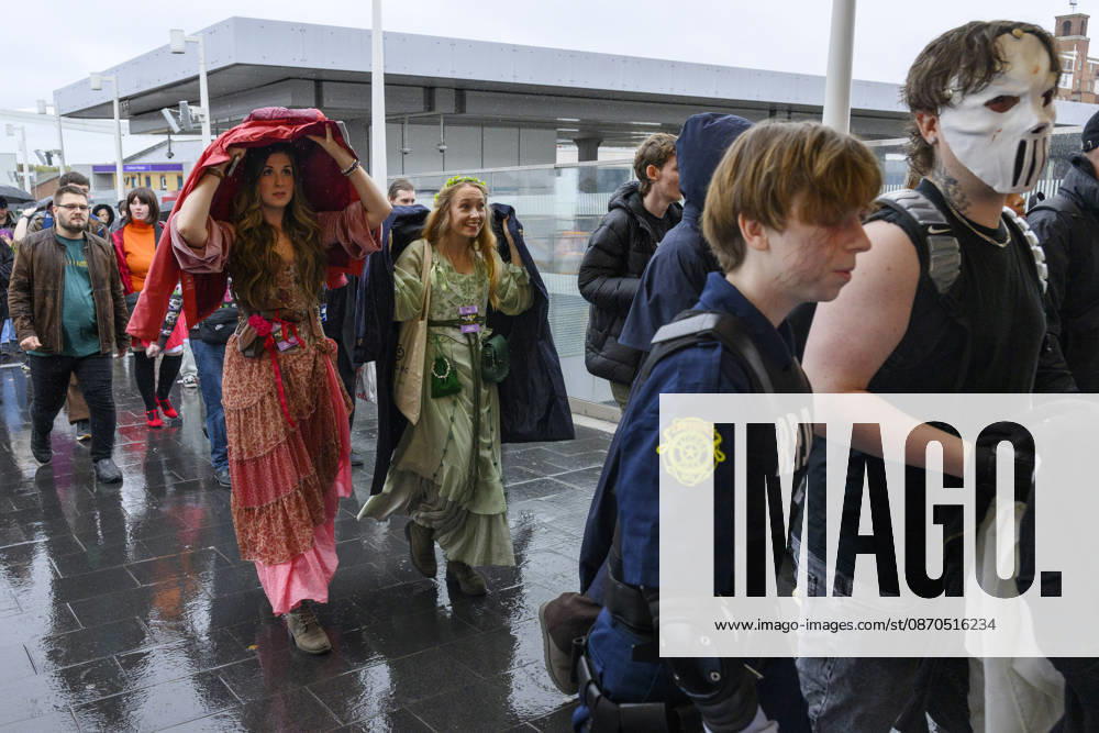 London, UK. Visitors dressed as characters arrive at the London MCM Comic Con held at the Excel venue. The event is the UK s largest pop culture fan convention, celebrating comic books, movies, TV shows, anime, manga, video games, sci-fi, and fantasy. London UK - ZUMAl94_ 20261023_zaf_l94_090