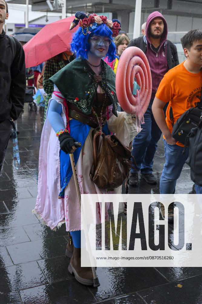 London, UK. Visitors dressed as characters arrive at the London MCM Comic Con held at the Excel venue. The event is the UK s largest pop culture fan convention, celebrating comic books, movies, TV shows, anime, manga, video games, sci-fi, and fantasy. London UK - ZUMAl94_ 20261023_zaf_l94_092