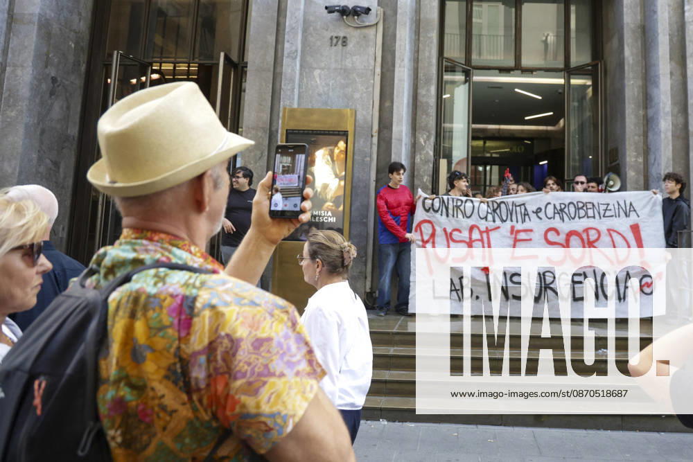 Activists Target Banks Over Cost-of-Living Crisis Activists from Insurgencia, together with the Argo and Kaos collectives, are organising a protest outside the Intesa Sanpaolo offices on Via Toledo in Naples. Some protesters are dressed as Spider-Man and are waving banners bearing the Neapolitan slogan ˜Pusate e sord!. The activists accuse the banks of continuing to make excessive profits whilst ordinary people face growing financial hardship, and criticise the Meloni government for its response to the recent disruptions to fuel and food supplies. Napoli October 23 2026, ABP17372