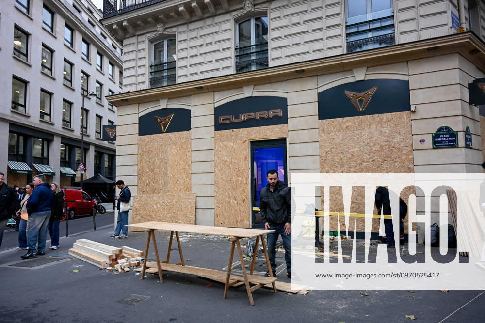 Stores Prepare for Demonstration - Paris Shopkeepers install wooden boards to barricade their shop windows in preparation for demonstration in Paris, France, on October 23, 2026. Photo by Ammar Abd Rabbo ABACAPRESS.COM Paris France