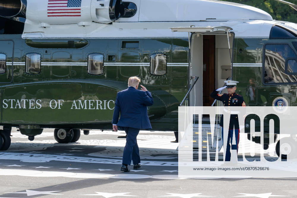 President DONALD TRUMP walks to Marine One before departing for a political rally in Fort Myers, Florida. Washington United States - ZUMAk206 20261023_znp_k206_022