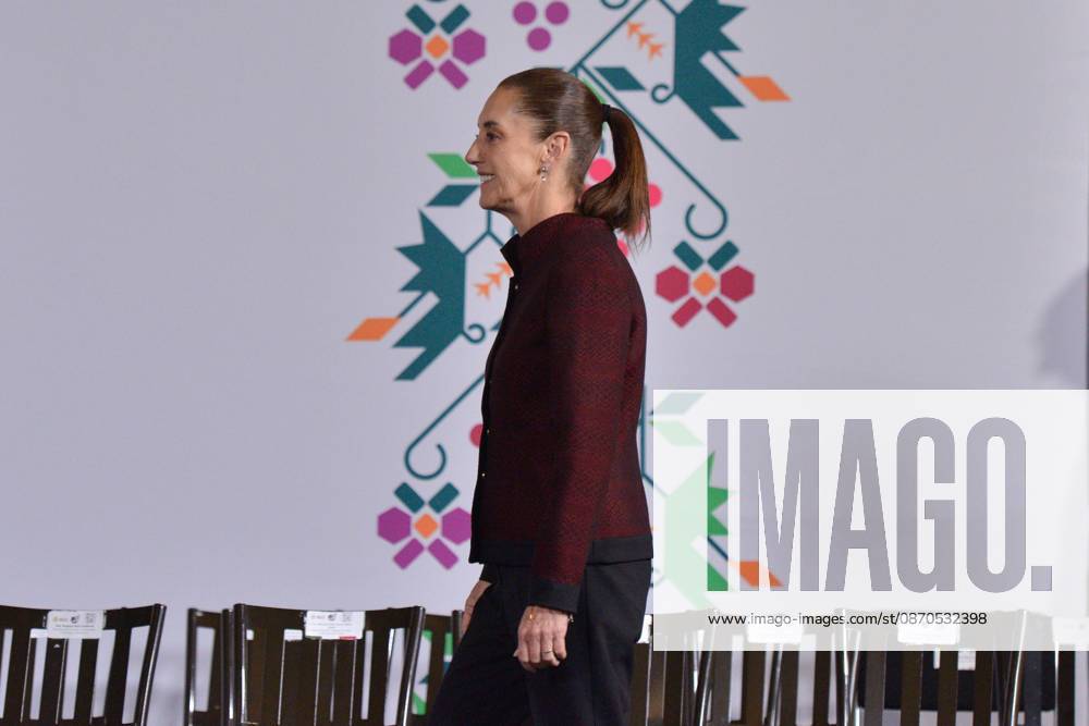 TO-45582& x2014;MEXICO , October 23, 2026. Mexican President Claudia Sheinbaum spoke about healthcare and national policy during the "People& x2019;s Conference" (Conferencia del Pueblo) at the National Palace in Mexico City. Clasos.com.mx - ZUMAcs4_ 20261023_faa_cs4_057