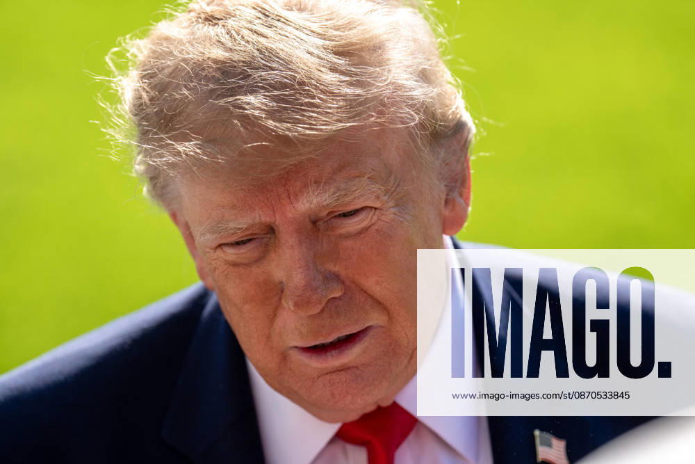 U.S. President Donald Trump speaks to reporters on the South Lawn of the White House before departing for Florida on October 23, 2026, in Washington, DC. Washington United States - ZUMAl312 20261023_znp_l312_021