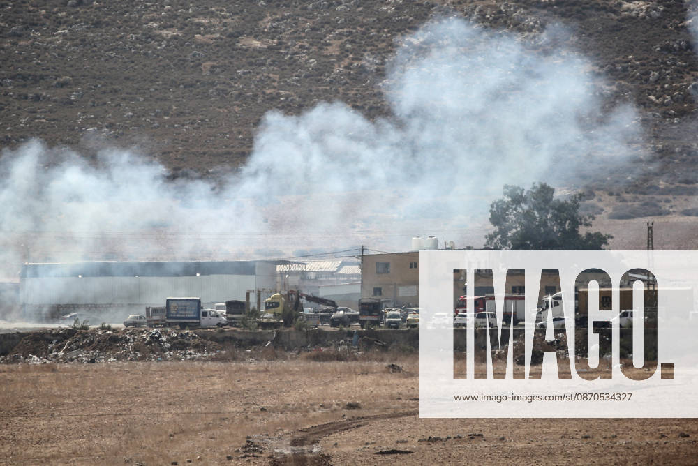 Israeli soldiers fire tear gas toward Palestinian vehicles at a checkpoint near the city of Nablus in the West Bank. The Israeli military imposed a security cordon around all areas under the control of the Palestinian Authority—led by Mahmoud Abbas—following a shooting incident near the city of Hebron. This comes after Israeli Prime Minister Benjamin Netanyahu ordered a full security lockdown across the West Bank and the city of Hebron. Nablus Palestine - ZUMAs197 20261023_aaa_s197_067