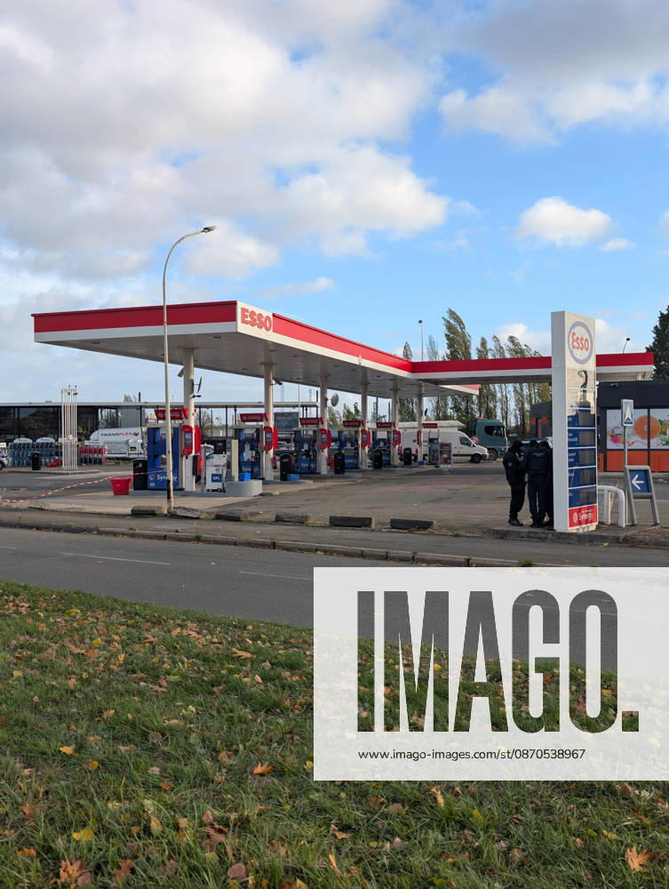 Police Investigate a Suspected Terrorist Shooting in Trappes and La Verrière - France Police officers and forensic experts conduct detailed site investigations at an Esso gas station along the N10 highway following a shooting across Trappes and neighboring La Verrière. The attack left one man dead and four others injured, including a 12-year-old girl who was critically wounded. France s National Anti-Terrorism Prosecutor s Office (PNAT) has opened an investigation after a gunman fired at bystanders from a vehicle before being arrested in nearby Coignières. Trappes, France, October 23, 2026. Photo by ABACAPRESS.COM Trappes Ile-de-France France