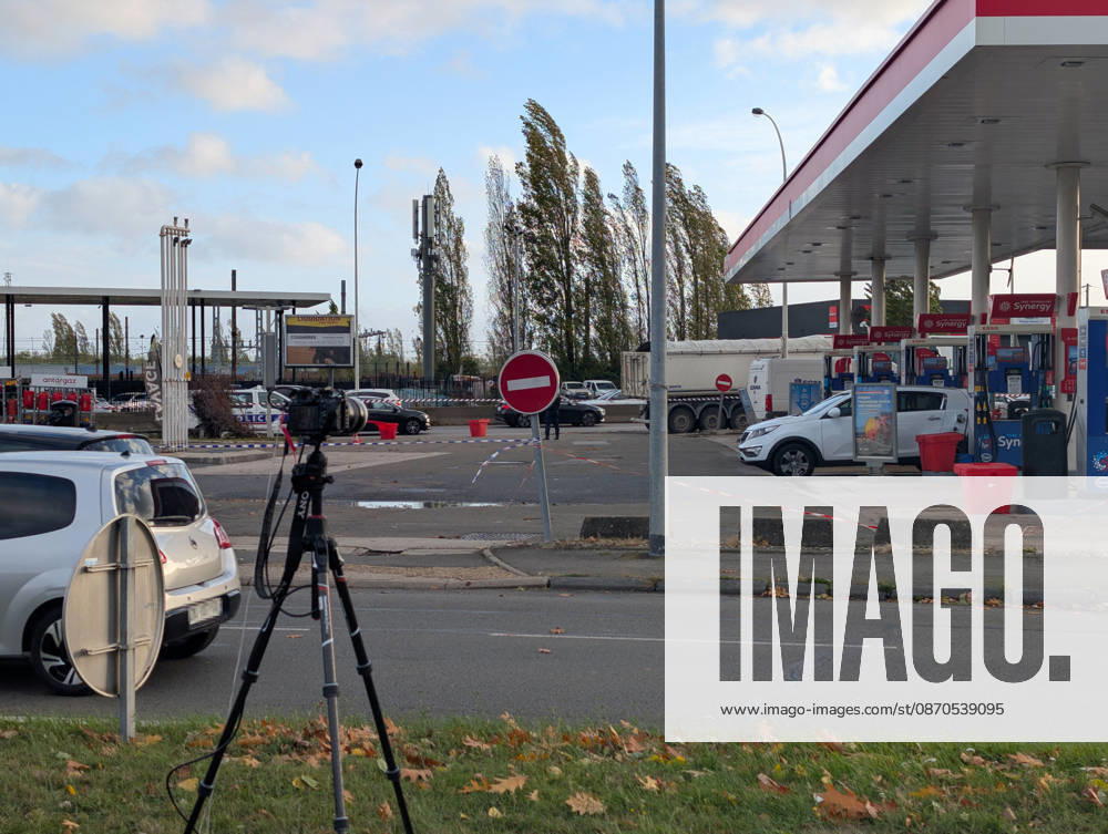Police Investigate a Suspected Terrorist Shooting in Trappes and La Verrière - France Journalists and camera crews set up live broadcasts outside an Esso gas station along the N10 highway while police officers and forensic experts conduct investigations following a shooting across Trappes and La Verrière. The attack left one man dead and four others injured, including a 12-year-old girl who was critically wounded, before the suspect was apprehended in nearby Coignières. Trappes, France, October 23, 2026. Photo by ABACAPRESS.COM Trappes Ile-de-France France