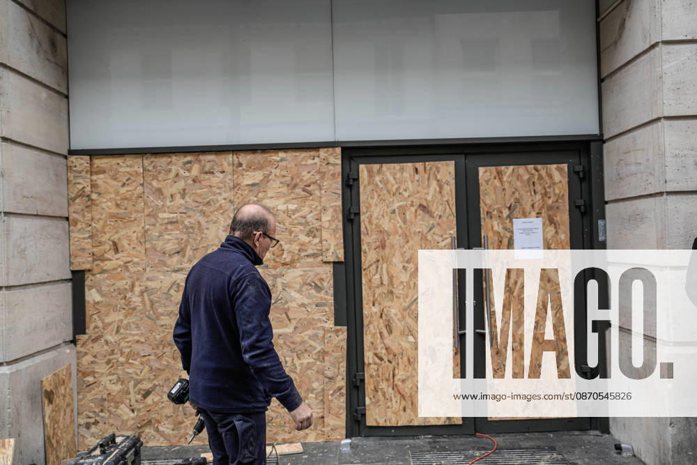 Shopfronts boarded up in Nancy ahead of planned protests NANCY, FRANCE - OCTOBER 23: Workers install protective wooden boards and plywood panels over shopfronts and commercial venues across downtown Nancy, France, on October 23, 2026. Local business owners and municipal authorities reinforced physical security measures ahead of large-scale public demonstrations planned for October 24, seeking to prevent vandalism and structural damage along major commercial corridors. Muhammed Said Tako Anadolu Nancy France. Editorial use only. Please get in touch for any other usage.