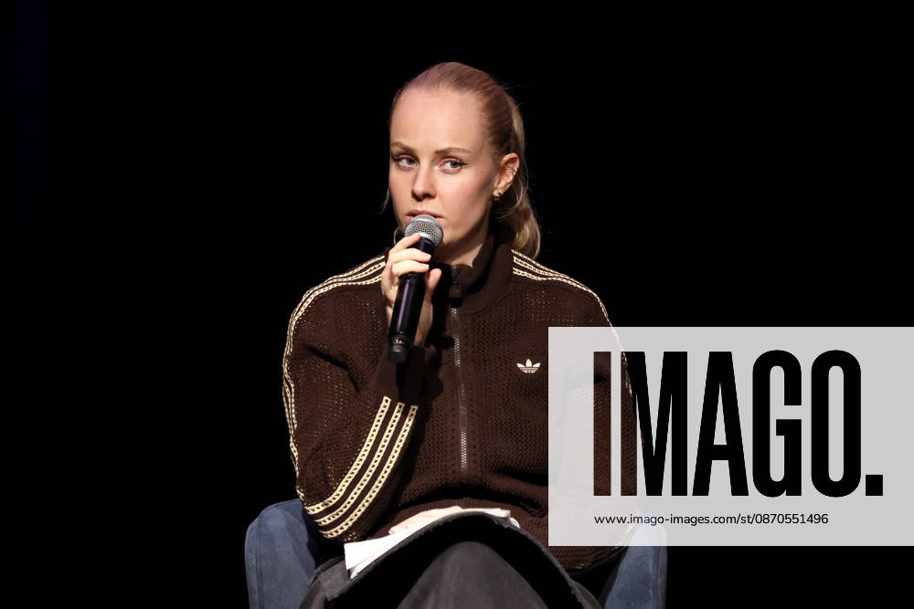 Author Clara Lösel during her appearance at *Ich dachte, sowas fühl nur ich* (I Thought I Was the Only One Who Felt That Way), the preview show for her new book at the Theater am Tanzbrunnen in Cologne, October 23, 2026, North Rhine-Westphalia, Germany