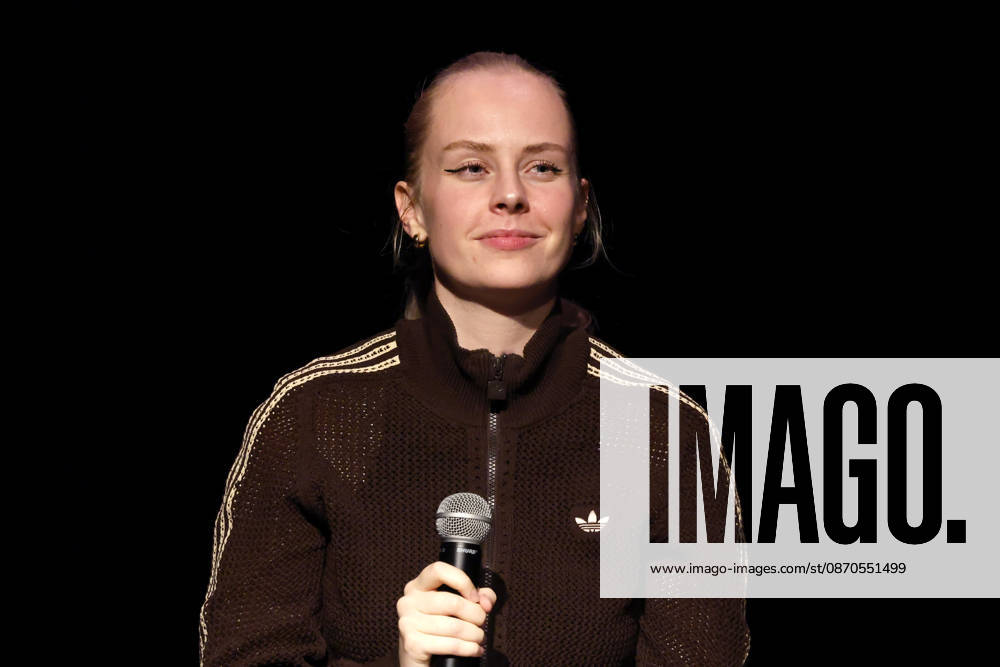 Author Clara Lösel during her appearance at *Ich dachte, sowas fühl nur ich* (I Thought I Was the Only One Who Felt That Way), the preview show for her new book at the Theater am Tanzbrunnen in Cologne, October 23, 2026, North Rhine-Westphalia, Germany
