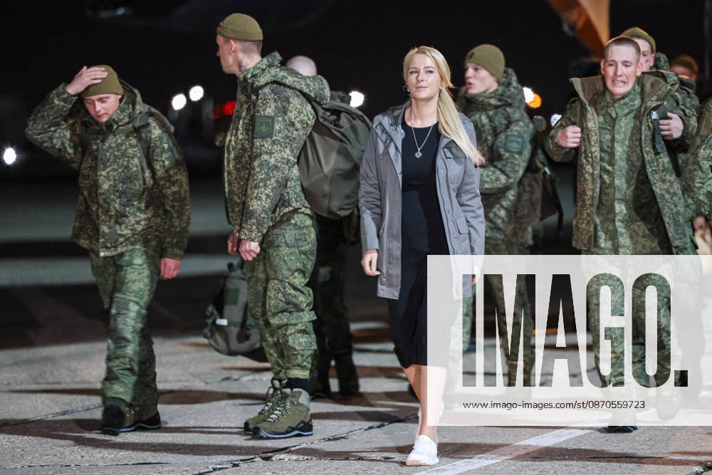 RUSSIA, MOSCOW REGION - OCTOBER 23, 2026: Russian servicemen released from Ukrainian captivity disembark from an aircraft. Pictured C: Russia s Human Rights Commissioner Yana Lantratova. Georgy Chernyshov TASS 99833225