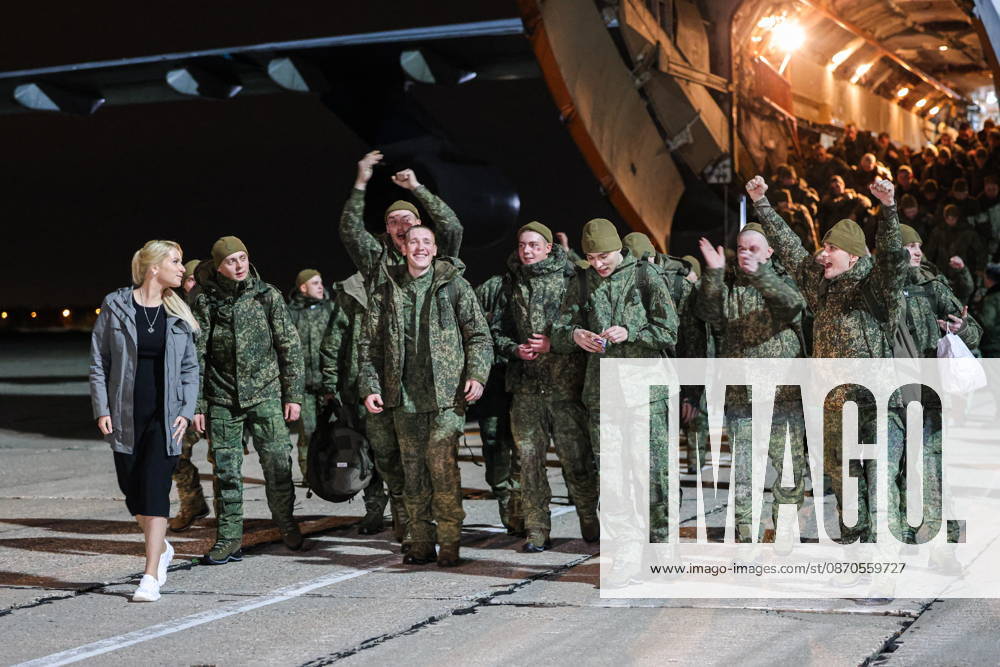 RUSSIA, MOSCOW REGION - OCTOBER 23, 2026: Russian servicemen released from Ukrainian captivity disembark from an aircraft. Pictured L: Russia s Human Rights Commissioner Yana Lantratova. Georgy Chernyshov TASS 99833229
