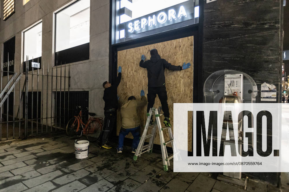 Shops in Milan board up windows ahead of cost-of-living protest MILAN, ITALY – OCTOBER 23: On the eve of an unauthorized demonstration against the high cost of living, some shop windows are being covered with wooden panels for protection in Milan, Italy, on October 23, 2026. This measure follows the destruction and looting that took place in Milan the previous weekend during similar protests against the high cost of living. Andrea Carrubba Anadolu Milan Italy. Editorial use only. Please get in touch for any other usage.