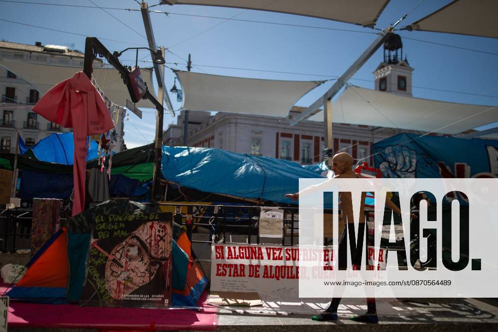 A man performs a piece in front of tents set up at Puerta del Sol..Tents remain set up by housing rights activists, who organized the occupation of the square in response to the eviction of Maricarmen a woman in her eighties from her home, carried out by a real estate investment fund. Madrid Spain - ZUMAs197 20261023_aaa_s197_150