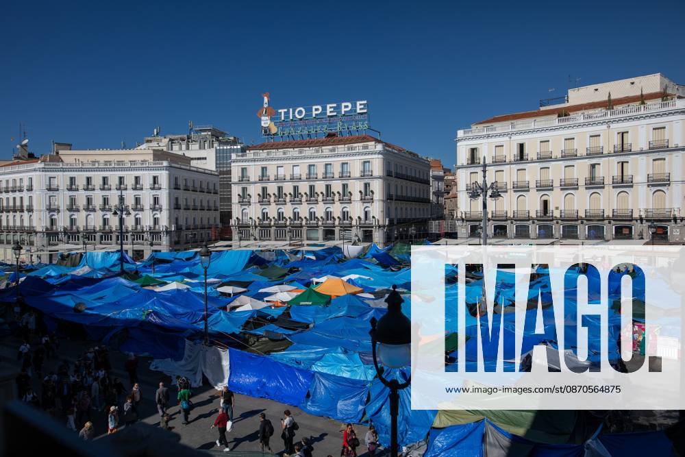 General view of the tents set up at Puerta del Sol..Tents remain set up by housing rights activists, who organized the occupation of the square in response to the eviction of Maricarmen a woman in her eighties from her home, carried out by a real estate investment fund. Madrid Spain - ZUMAs197 20261023_aaa_s197_152