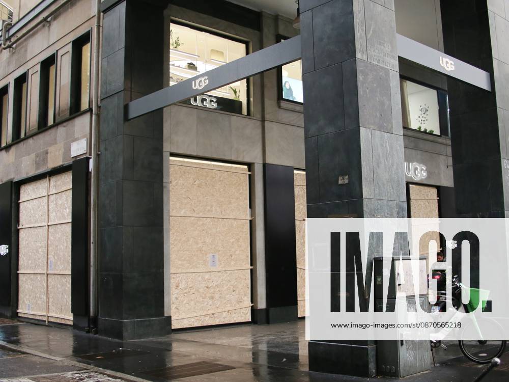 IPA90088232 - Boutiques are putting plywood panels over their storefront windows for fear of further looting