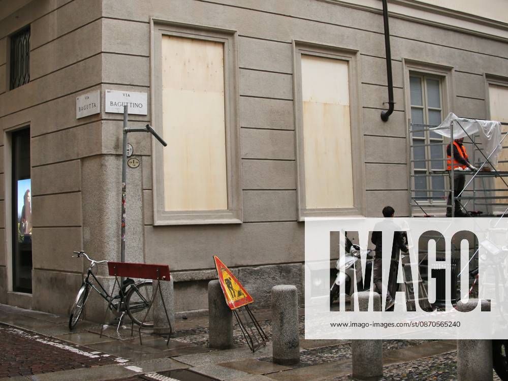 IPA90088230 - Boutiques are putting plywood panels over their storefront windows for fear of further looting