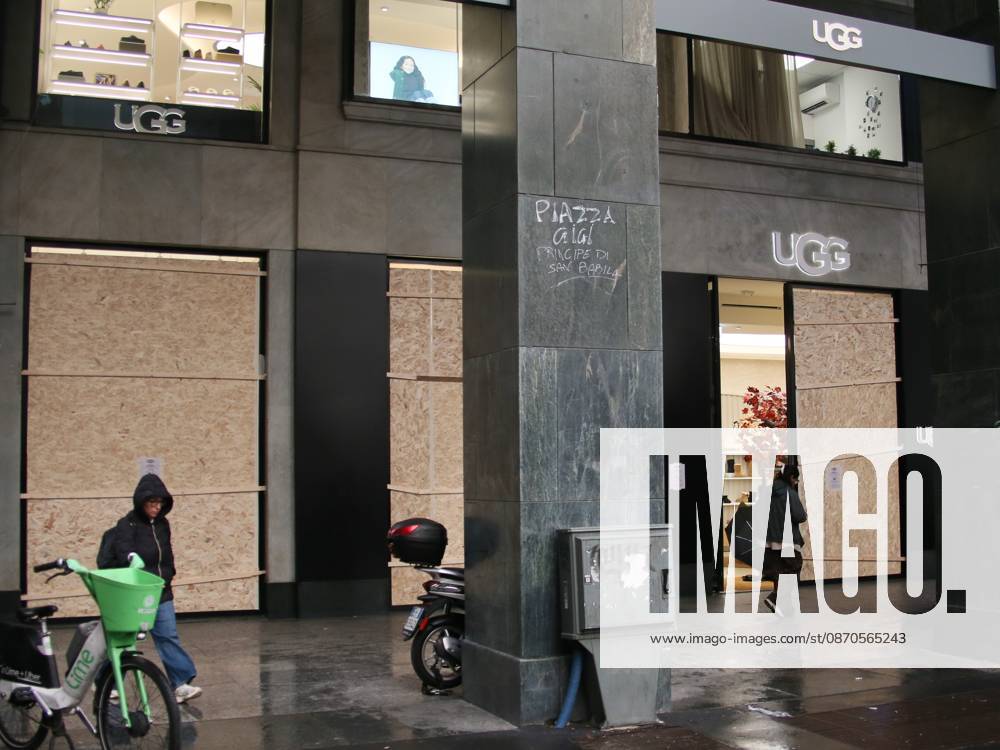 IPA90088231 - Boutiques are putting plywood panels over their storefront windows for fear of further looting