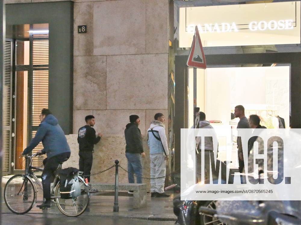 IPA90088239 - Boutiques are putting plywood panels over their storefront windows for fear of further looting