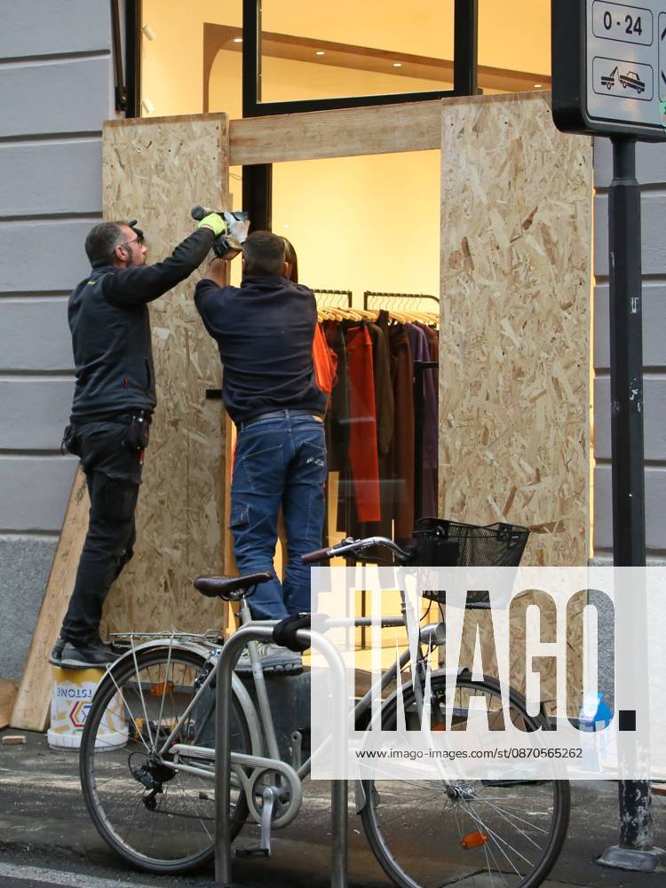 IPA90088226 - Boutiques are putting plywood panels over their storefront windows for fear of further looting
