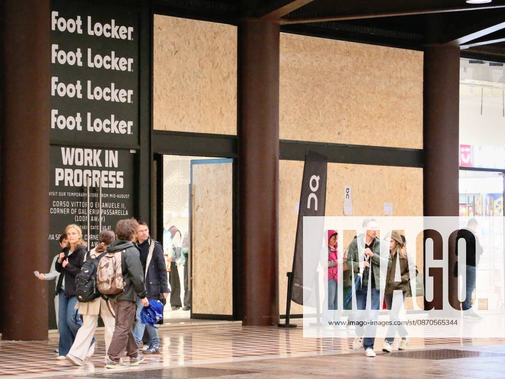 IPA90088234 - Boutiques are putting plywood panels over their storefront windows for fear of further looting