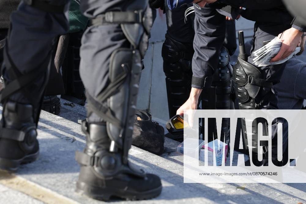 This image shows police controling peoples after a call for protests in Brussels for purchasing power, healthcare, and education, on Saturday 24 October 2026. NICOLASxMAETERLINCK 190846218