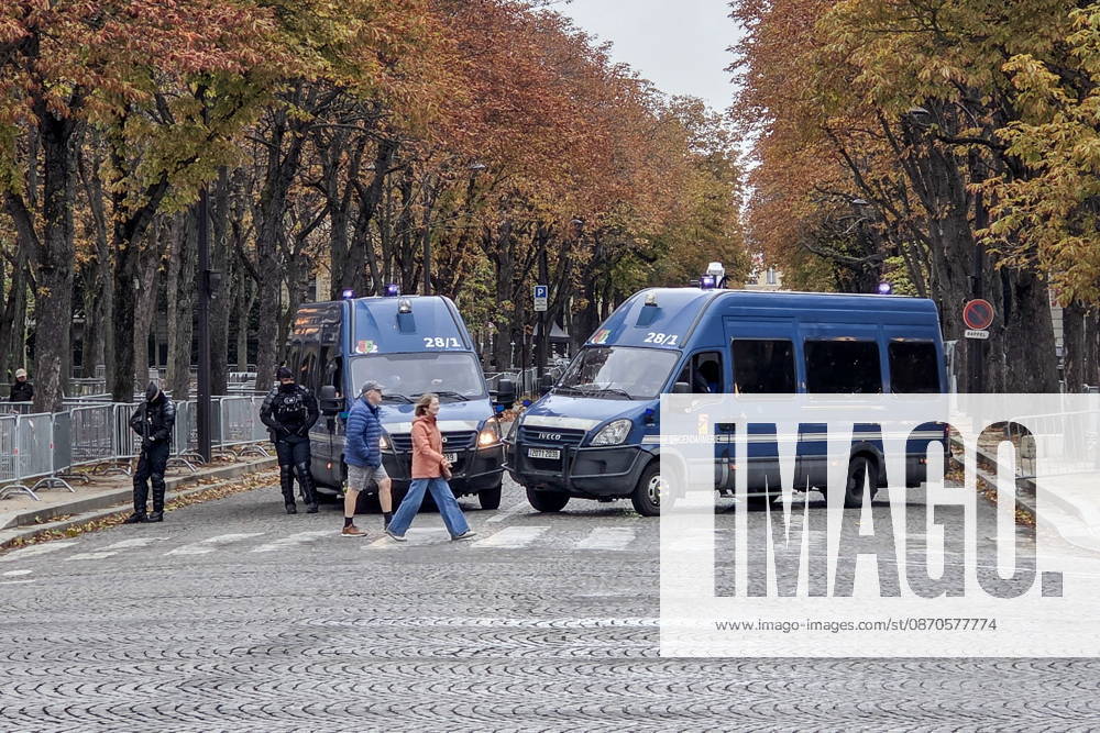 FRANCE, PARIS - OCTOBER 24, 2026: Pedestrians cross a street blocked by the police. Security measures have been tightened in the French capital as mass protests involving trade unions and university students are expected. Dmitry Orlov TASS 99860463
