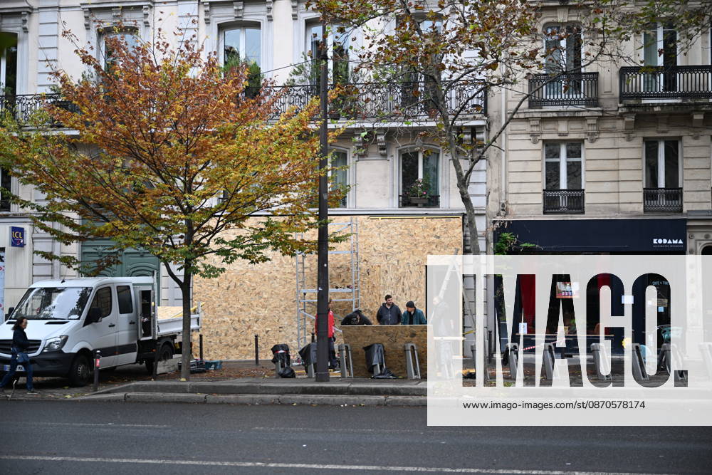French police conduct security and identity checks in Paris ahead of protests PARIS, FRANCE - OCTOBER 24: Commercial establishments, bank branches, and luxury boutiques in central Paris are seen securing their storefronts with wooden protective panels and metal barricades in central Paris, France on Saturday, October 24, 2026. Due to planned demonstrations across the country, security forces have heightened their state of alert in major squares throughout Paris, established perimeter checkpoints, and increased police patrols. Mouneb Taim Anadolu Paris France. Editorial use only. Please get in touch for any other usage.