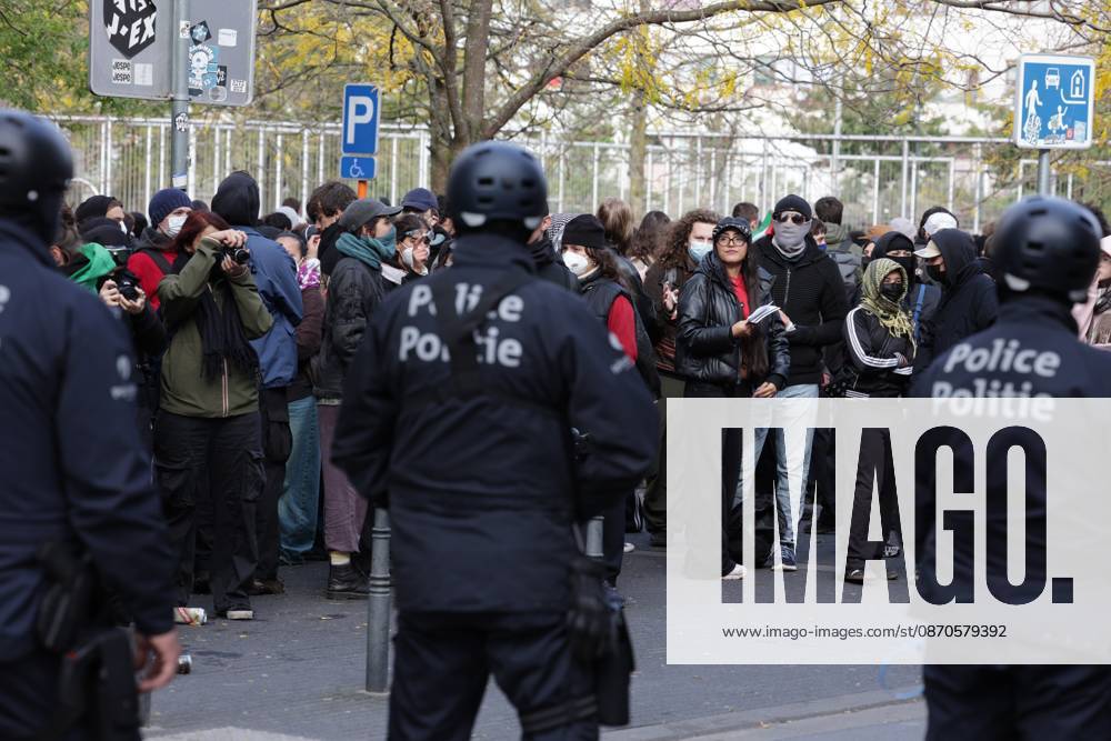 This image shows police controlling demonstrators after a call for protests in Brussels for purchasing power, healthcare, and education, on Saturday 24 October 2026. NICOLASxMAETERLINCK 190861037