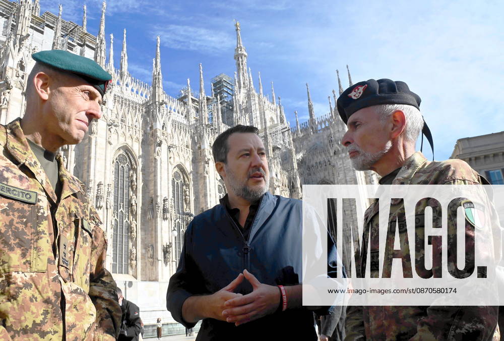 IPA90110717 - Milan, October 24, 2026: Paratroopers from the Folgore Brigade meet Matteo Salvini in Piazza Duomo