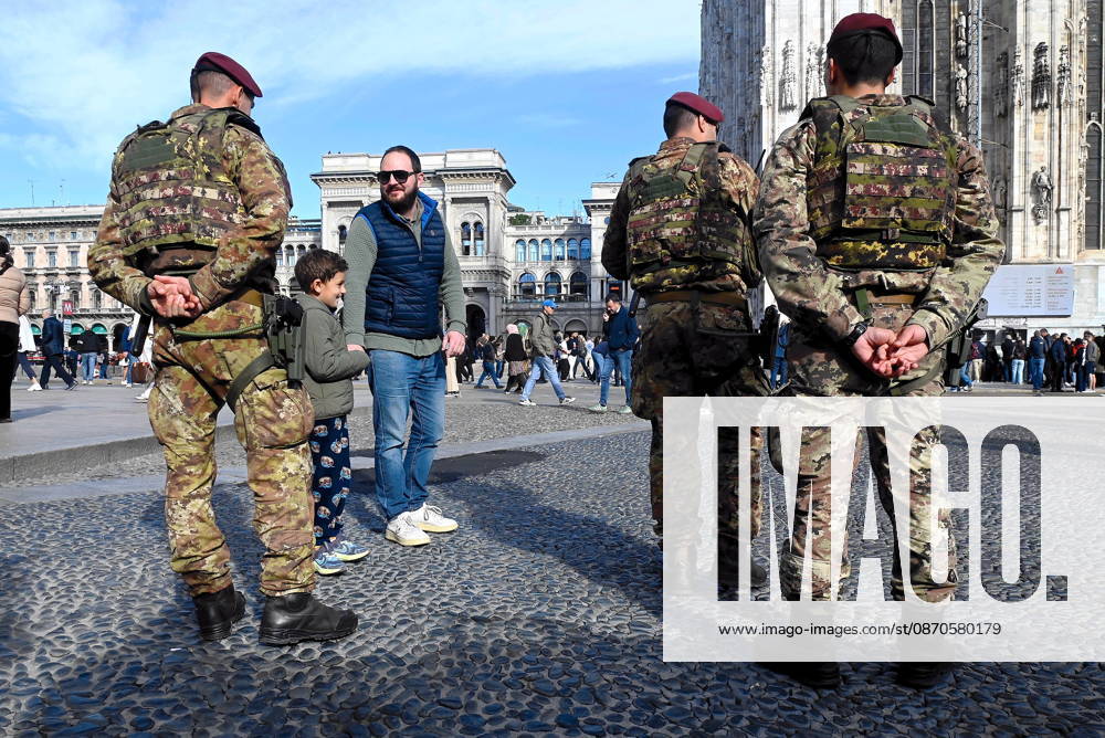 IPA90110758 - Milan, October 24, 2026: Paratroopers from the Folgore Brigade in Piazza Duomo