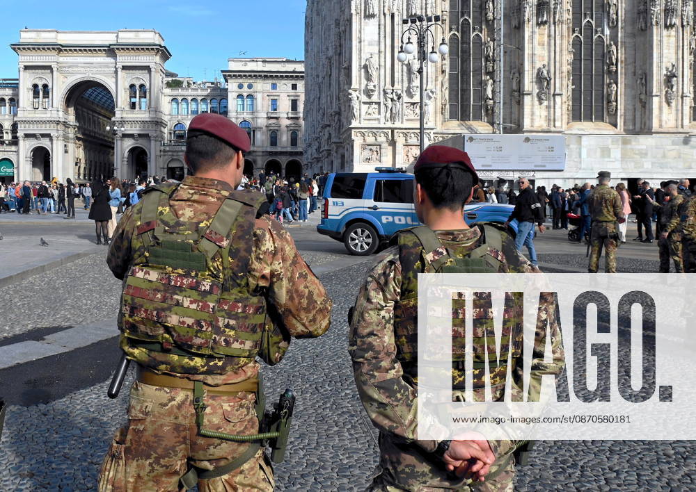 IPA90110777 - Milan, October 24, 2026: Paratroopers from the Folgore Brigade in Piazza Duomo