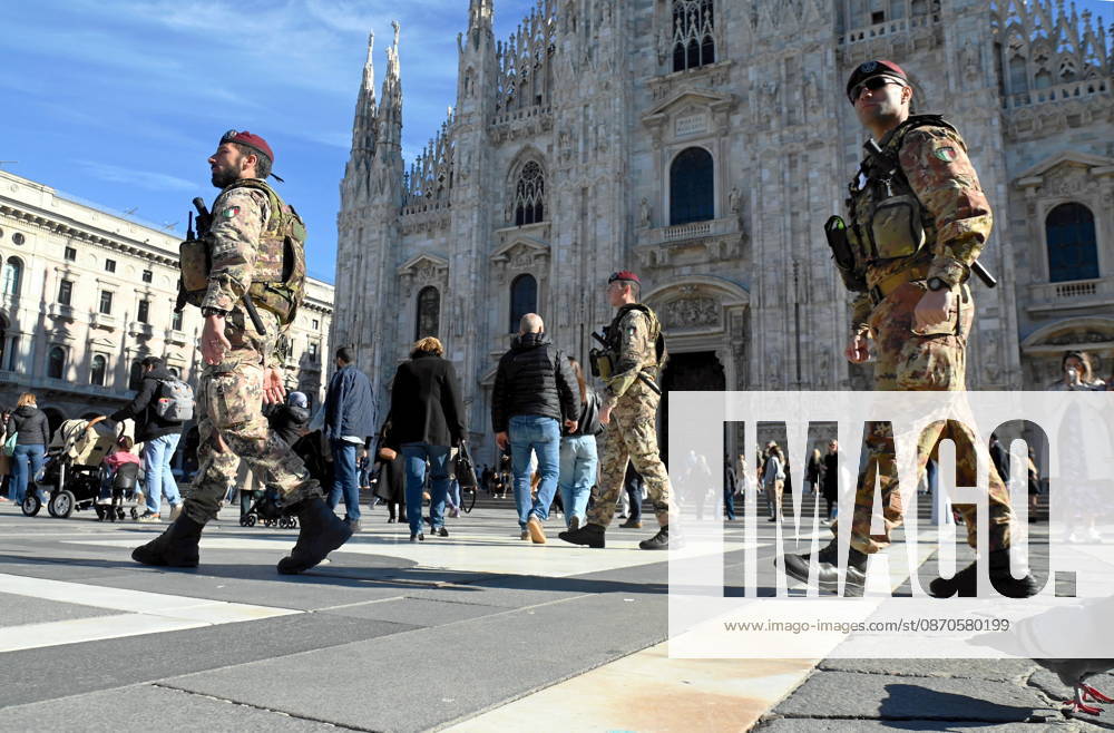 IPA90110604 - Milan, October 24, 2026: Paratroopers from the Folgore Brigade in Piazza Duomo