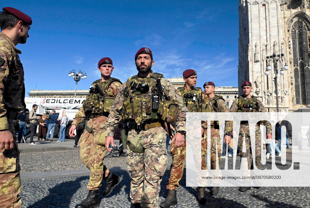IPA90110649 - Milan, October 24, 2026: Paratroopers from the Folgore Brigade in Piazza Duomo
