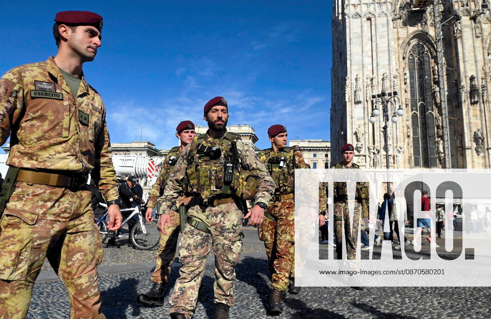 IPA90110655 - Milan, October 24, 2026: Paratroopers from the Folgore Brigade in Piazza Duomo